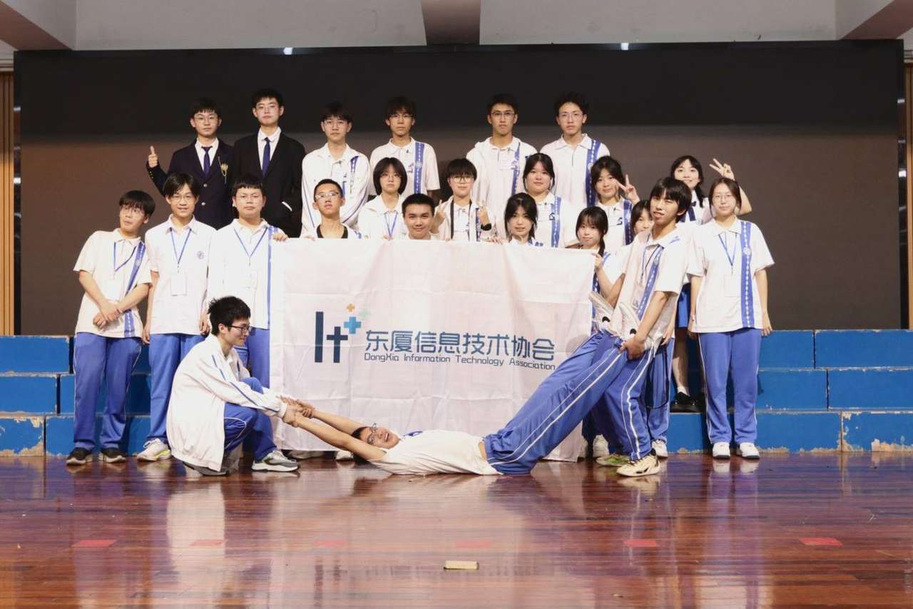 活动现场:舞台横幅合影